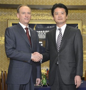 Ngoại trưởng Nhật Koichiro Gemba bắt tay Chủ tịch Hội đồng An ninh Nga Nikolai Patrushev